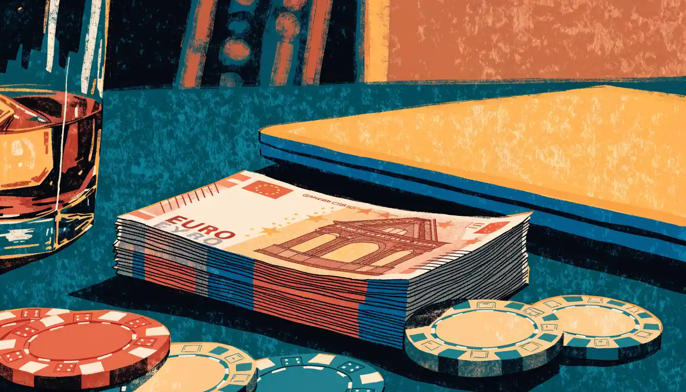 Euro-Geldscheine und Casino-Chips auf grünem Filztisch neben geschlossenem Laptop.