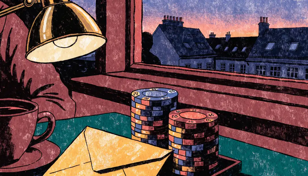 Stapel Casino-Chips mit goldenem Umschlag auf einem Tisch in moderner Berliner Wohnung bei Abendlicht